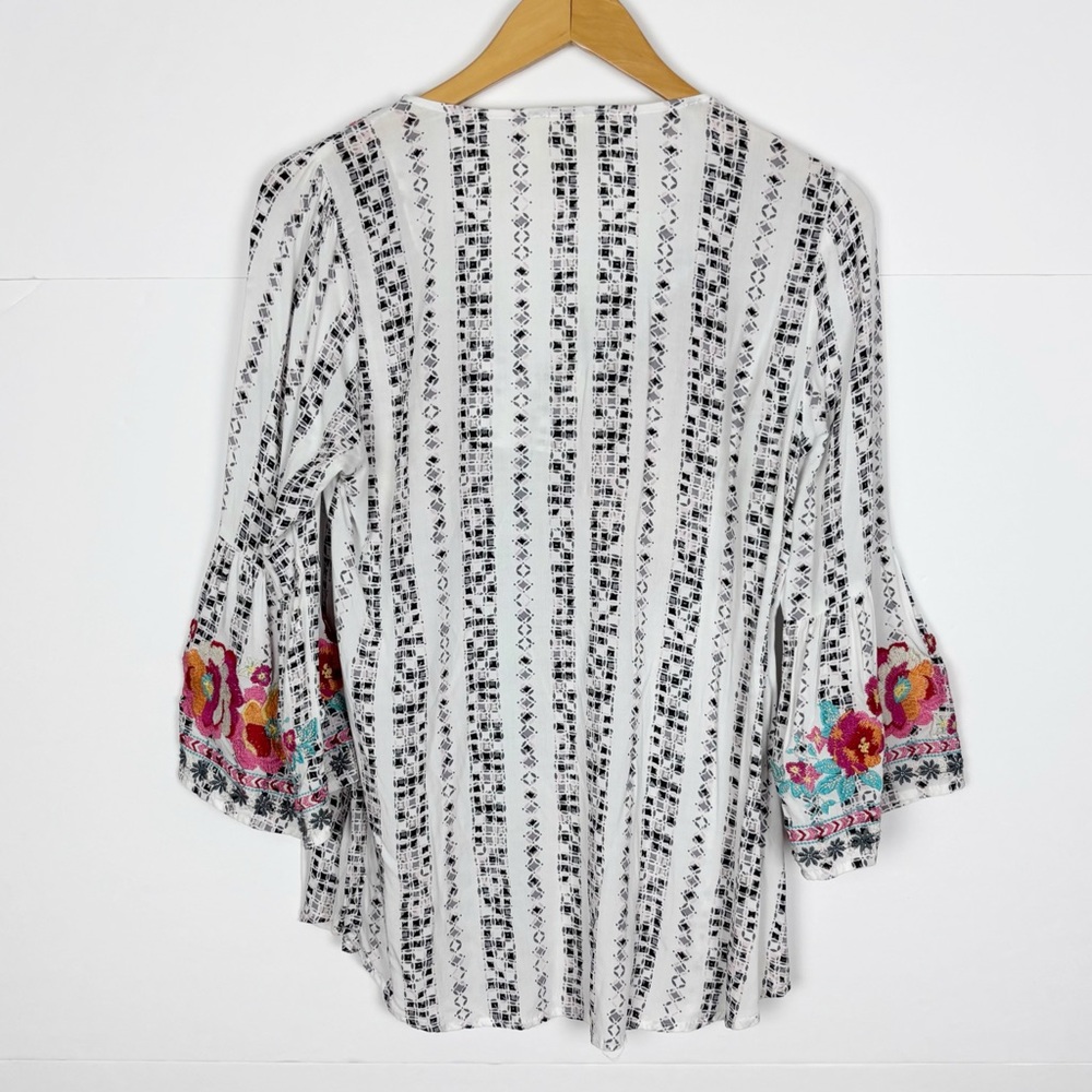 Savanna Jane Floral Embroidered Bell Sleeve Boho Split Neck Top Size Small - Picture 2 of 9